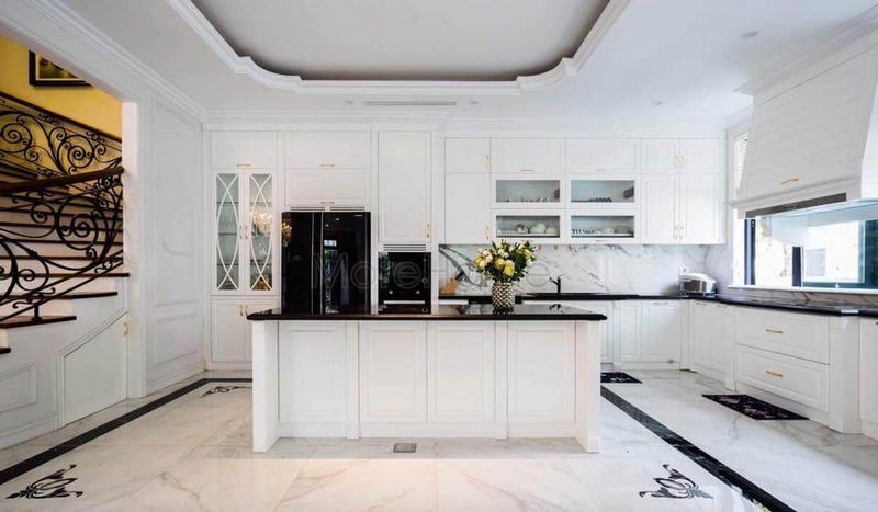 Không gian phòng bếp được lấy tông gỗ trắng làm chủ đạo để giúp phòng trở nên rộng hơn so với thực tế.